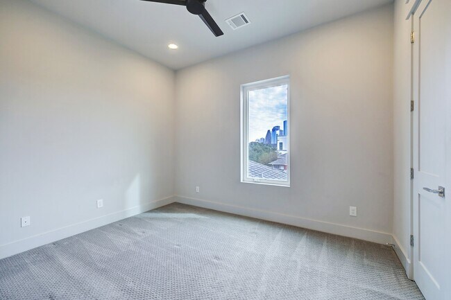 Building Photo - 609 W Pierce St