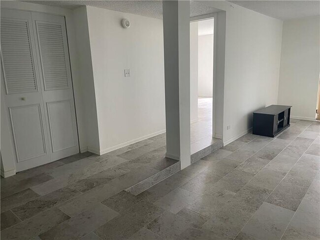 Building Photo - 3670 Inverrary Dr