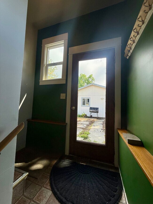 Building Photo - Stunning 3 Bed / 2 Bath Home on 10th Street!