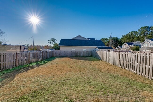 Building Photo - Amazing home in quiet and established neighborhood