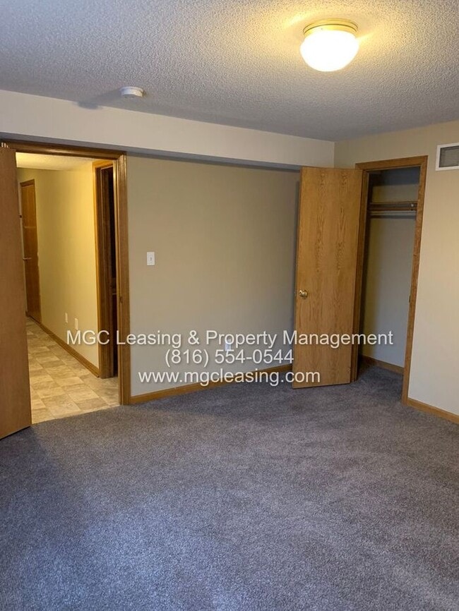 Building Photo - A Bright, Comfortable Split-Level Home in a Convenient Raymore Location