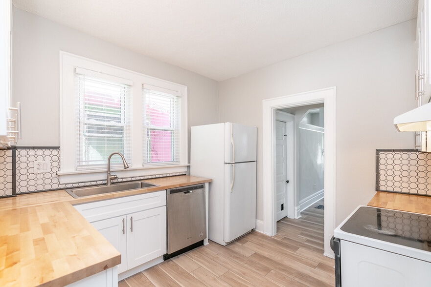 Kitchen - 2435 Summit St