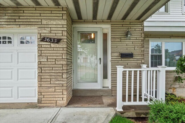 Building Photo - 3635 Poplar Ave