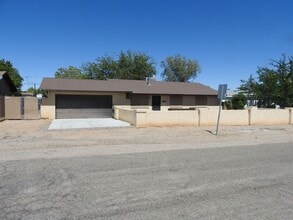 Building Photo - 4 Bedroom with large yard