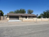 Building Photo - 4 Bedroom with large yard