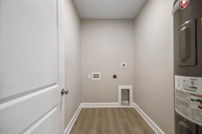 Building Photo - 5703 Valley Dr