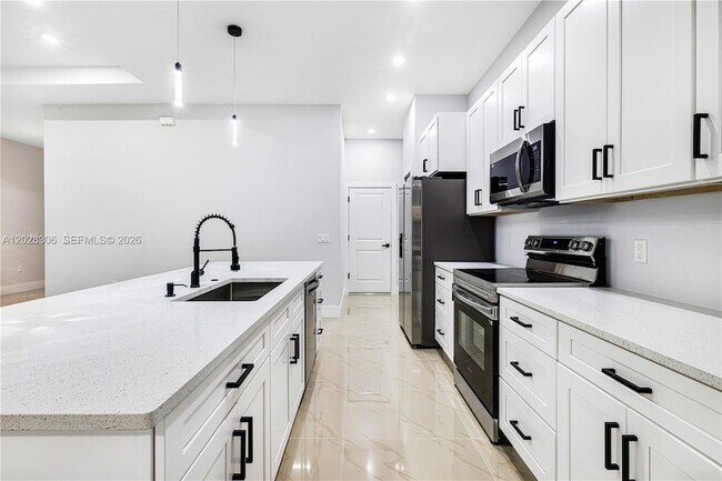 Building Photo - 450 Mercedes Ct