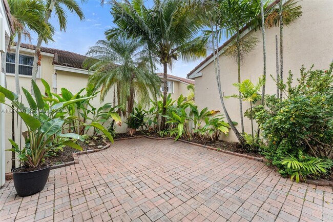 Building Photo - 1120 W Lake St