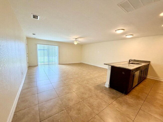 Building Photo - Centrally Located 3 Bedroom 2 Bath 1 Car Garage Duplex- Lawn service and washer and dryer is incl...