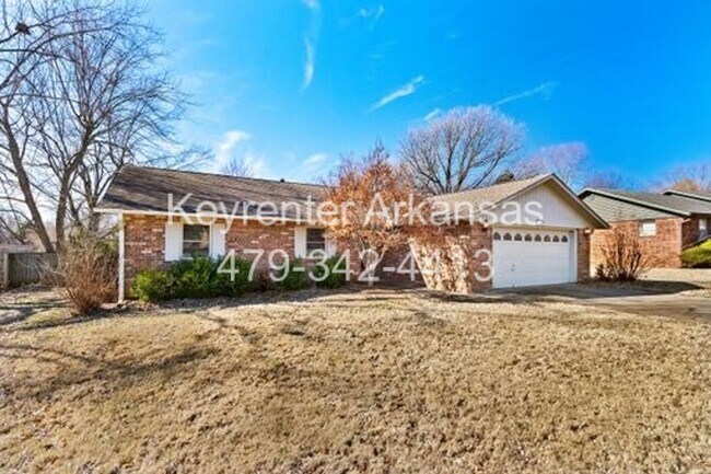 Building Photo - Beautiful Home in Springdale with Sunroom!