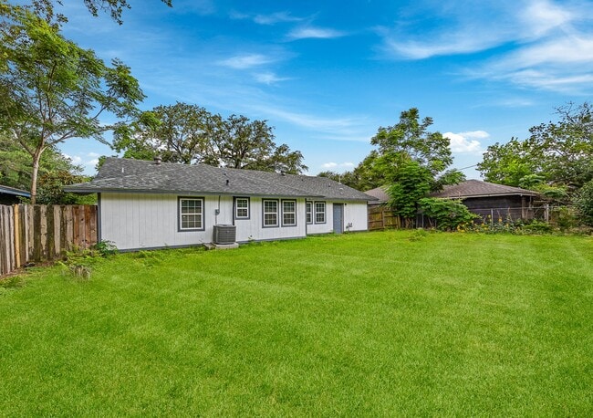 Building Photo - 5859 Flamingo Dr