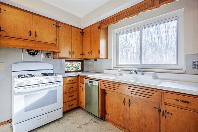 Building Photo - 43 River Meadow Dr