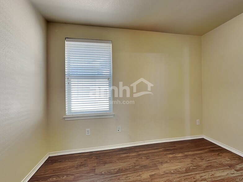 Building Photo - 702 Fleming St