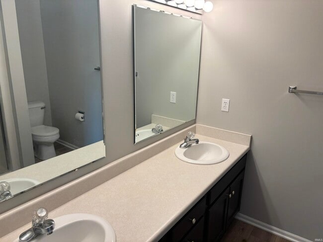 Building Photo - 1431 Shingle Oak Pointe