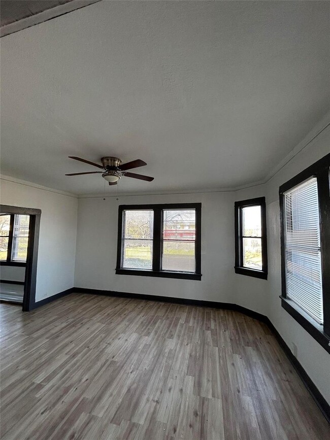 Building Photo - Reently Remodeled Quadruplex - Great Location