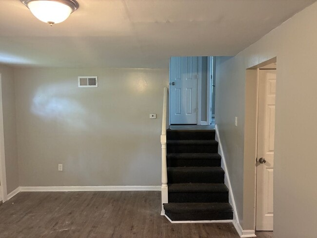 Building Photo - Spacious 3 Bed / 2 Bath Home with Basement & Private Yard
