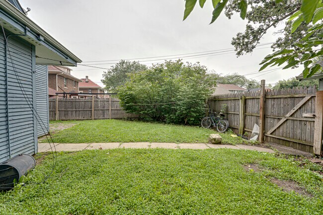 Building Photo - 451 Marion Ave