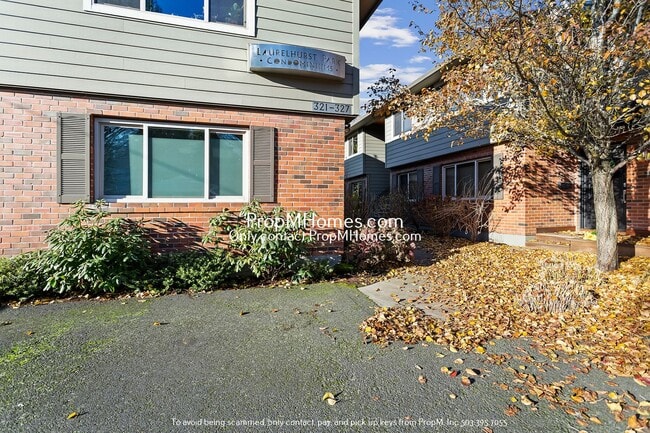 Building Photo - Wonderful Two Bedroom Condo In SE Portland!
