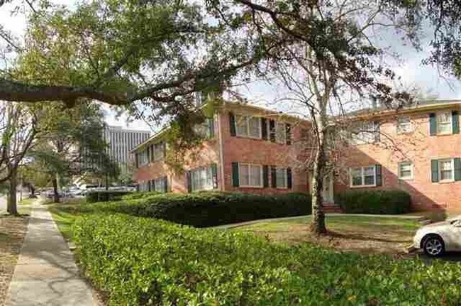 Building Photo - Fully Furnished 1/1 Just Minutes from Casc...