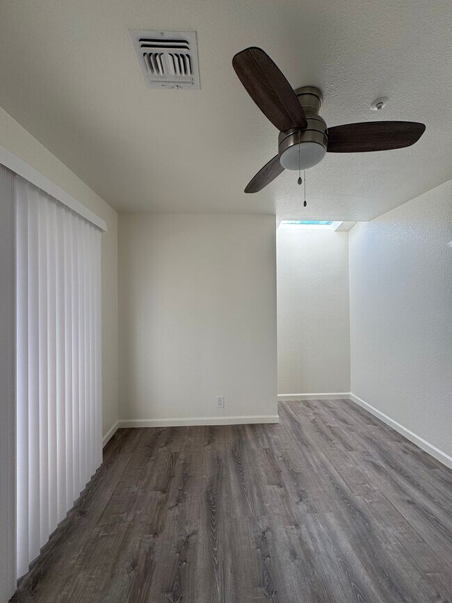 Building Photo - Stunning Remodeled 3-Bed Condo with River ...