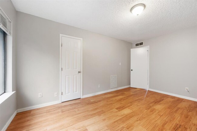 Building Photo - 9520 Quail Village Ln