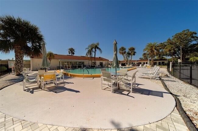 Building Photo - 13827 Mission Oaks Blvd