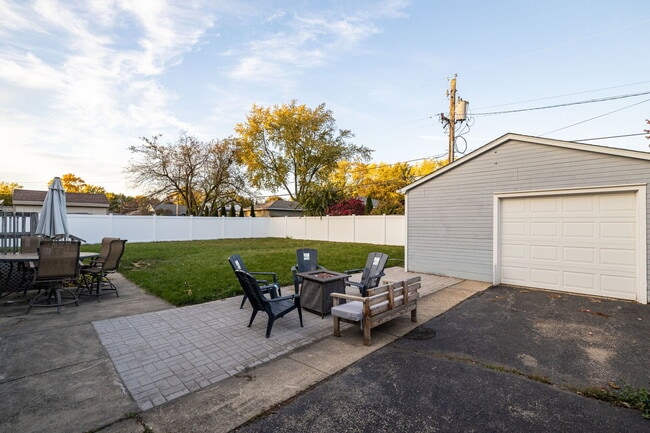 Building Photo - 2208 Root St