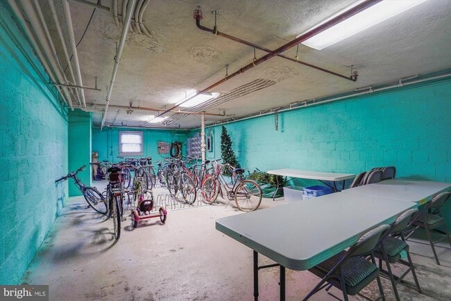 Building Photo - 2030 N Woodrow St