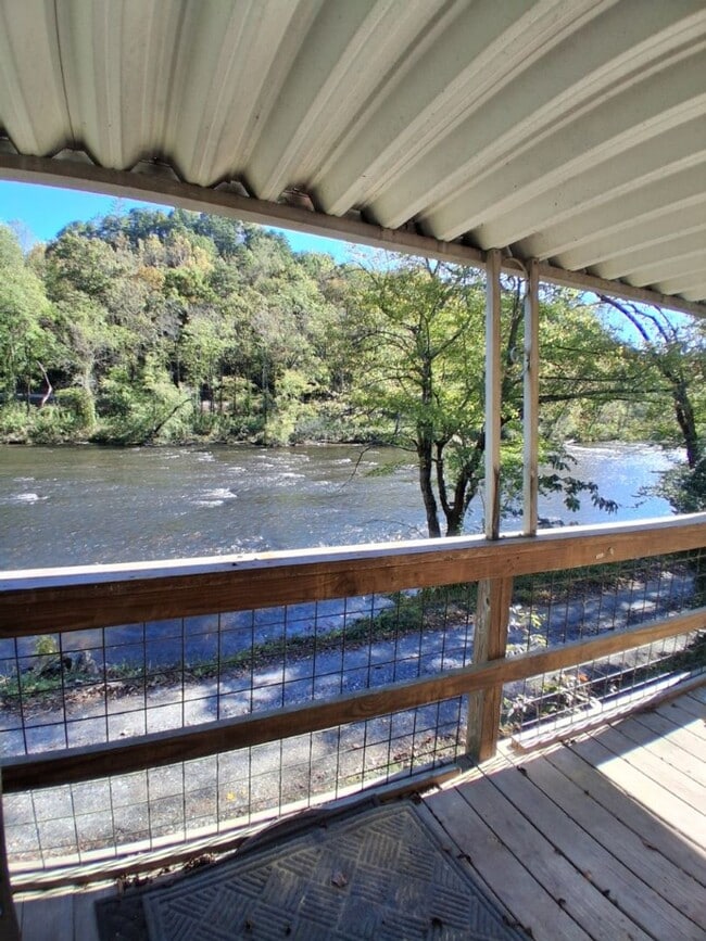 Building Photo - $1,500 - 2 Bedroom / 1 Bath Mobile Home Sitting on the Tuckasegee River