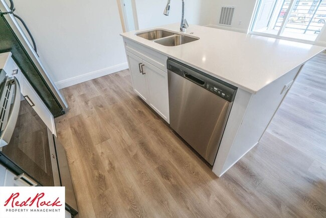 Building Photo - Spacious 3 Bedroom Unit in Desert Color Wi...