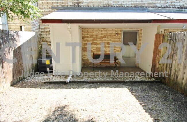Building Photo - Affordable 2-Story 2/1.5 Townhome in Dunca...