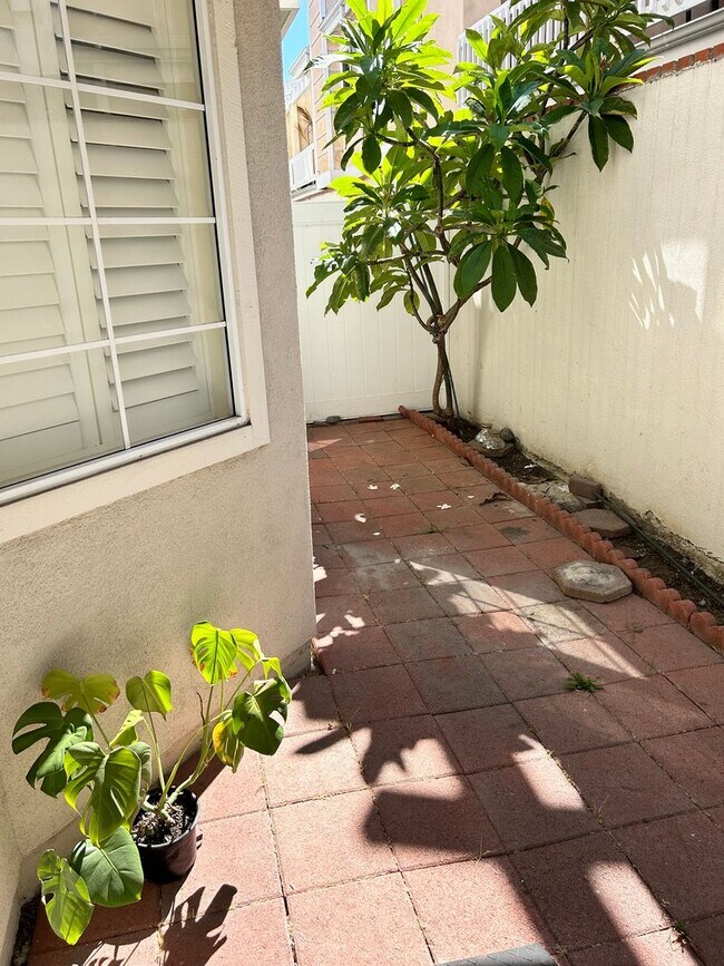 Building Photo - 2b2b- Private freshly painted Torrance condominium ready for immediate occupancy.