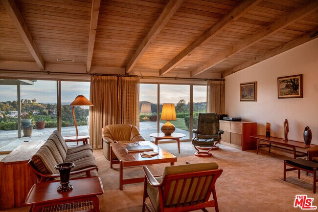 Building Photo - 2701 Lake Hollywood Dr