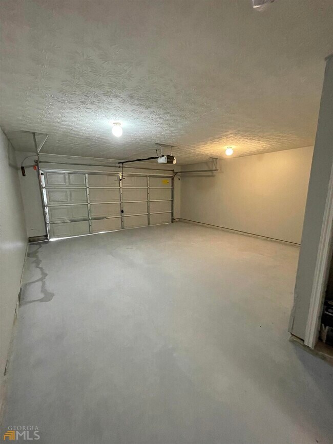 Building Photo - 100 Oak Hill Dr