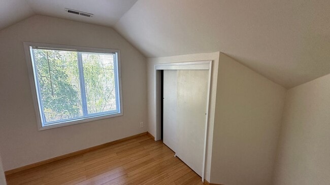 Building Photo - 4bd 2 bath Home in Westmoreland, Portland:...