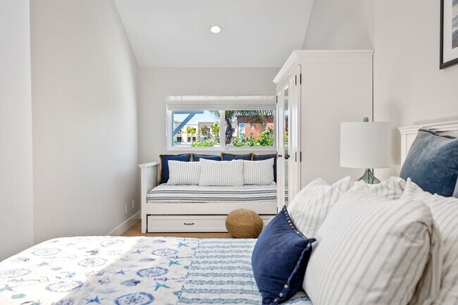 Building Photo - 3810 W Hemlock St