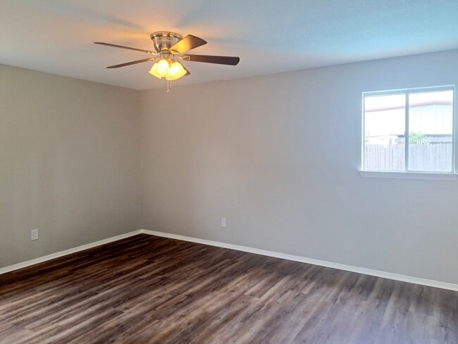 Building Photo - Spacious 3 bedroom 2 bath home w/ swimming...