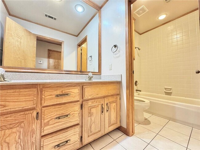 Building Photo - 742 E Birwin St