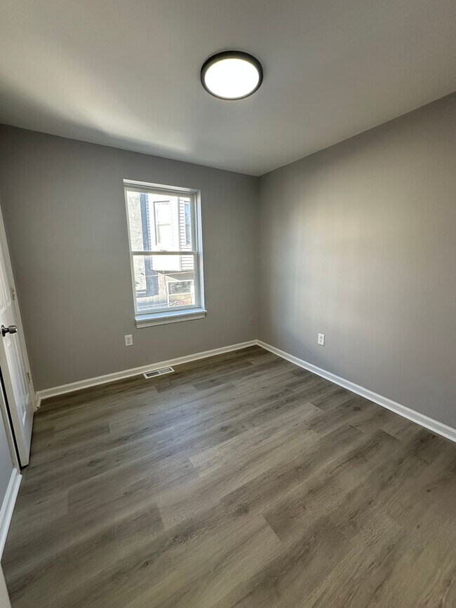 Building Photo - Beautifully renovated 3 Bed, 1.5 bath available. Section 8 welcomed!
