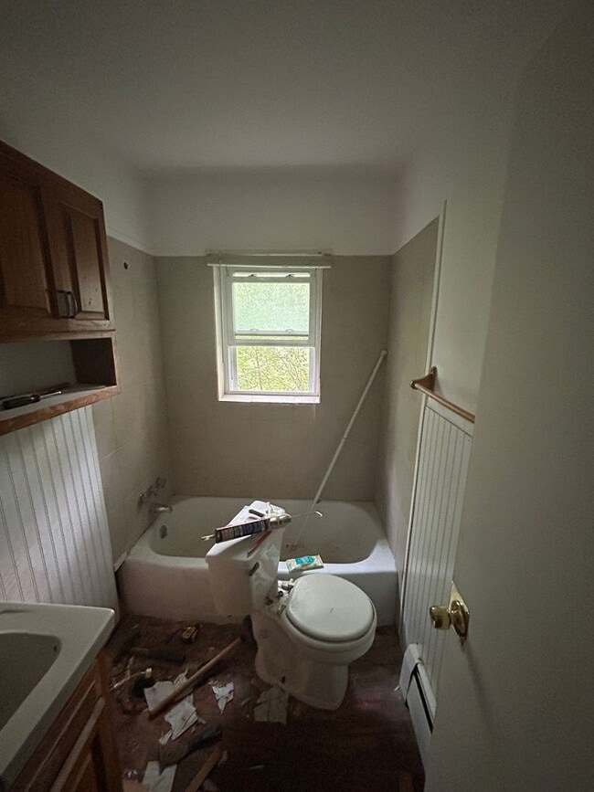 Building Photo - 1 Bedroom 1 Bath in Maplewood  HEAT INCLUDED