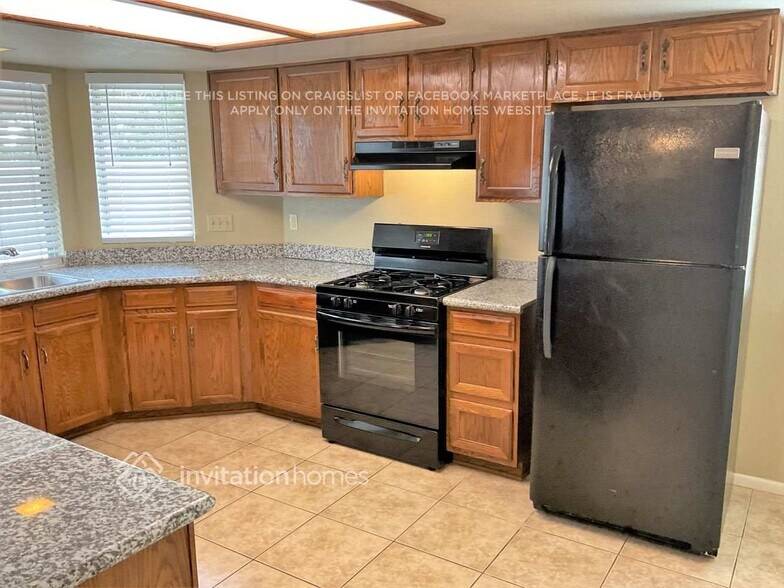 Building Photo - 1515 W Yukon Dr