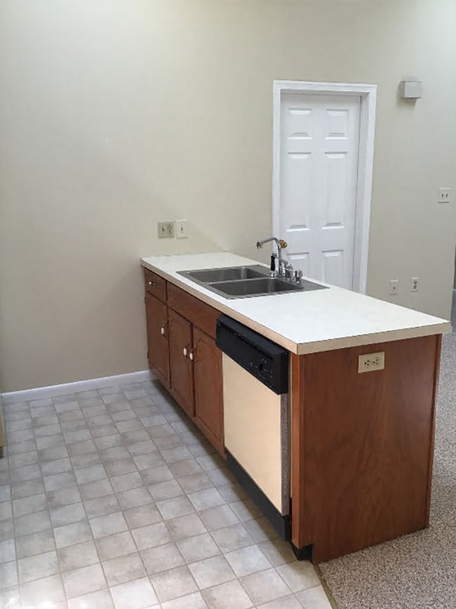 Building Photo - Cozy, end unit 2 bed/1 bath townhouse