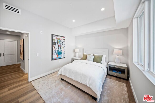 Building Photo - 160 N La Peer Dr