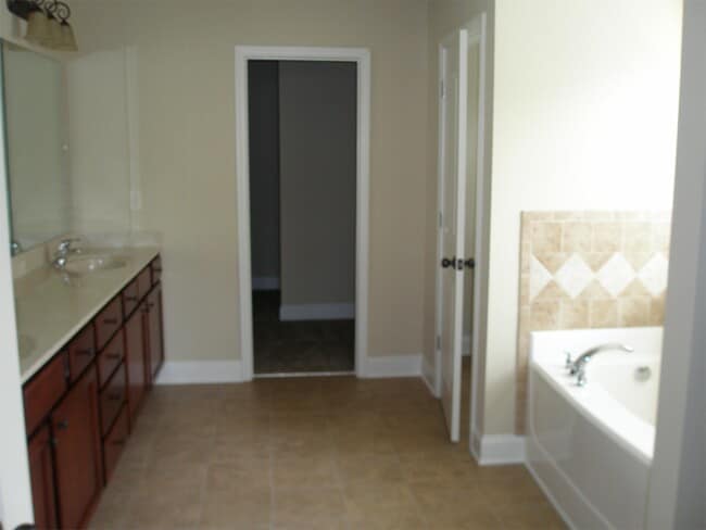 Building Photo - 3645 Fallen Oak Ln