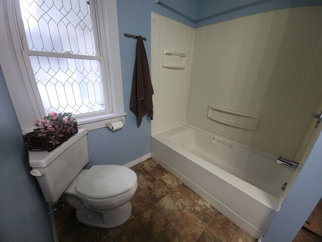 Building Photo - 1204 S Jefferson St