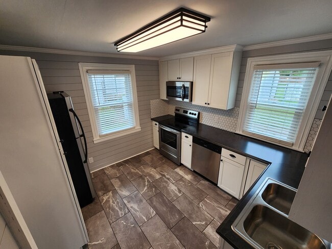 Building Photo - 2 Bedroom || 1 Bathroom House - Newly Reno...