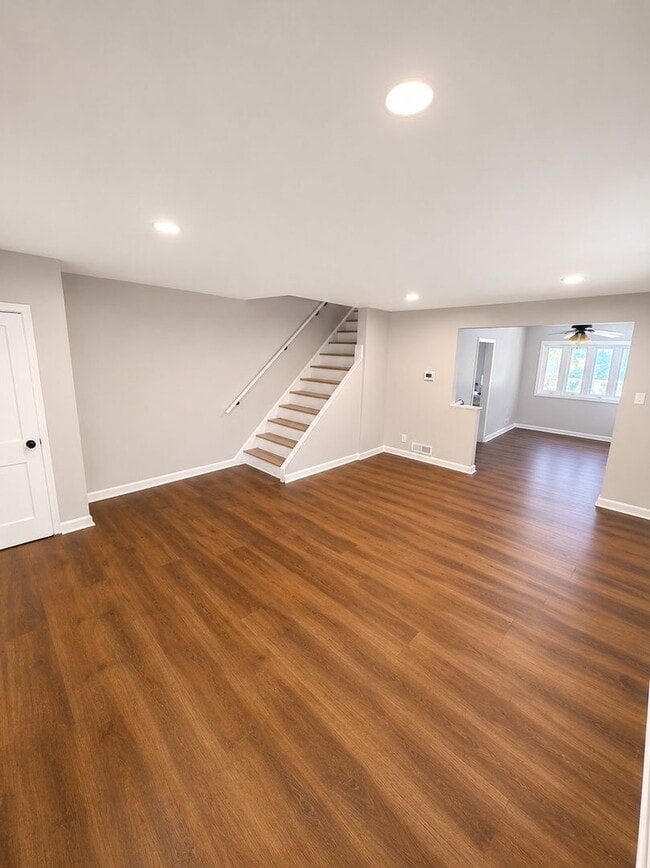 Building Photo - Beautiful 3 Bedroom 1.5 Bath recently rotavated