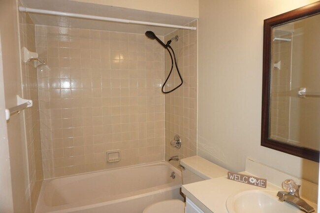 Building Photo - 2 Bedroom 2 Bathroom Townhome near NAS Jax