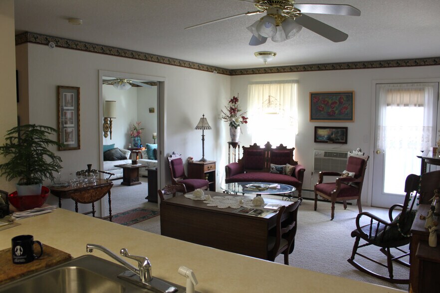 Kitchen, dinning room, living room - 100 21st Ave