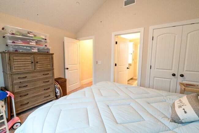 Building Photo - 4 Bedroom 3 Bathroom Ranch